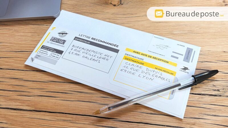 Liasse recommandée LRSD remplie posée sur un bureau avec un stylo – Bureaudeposte.net