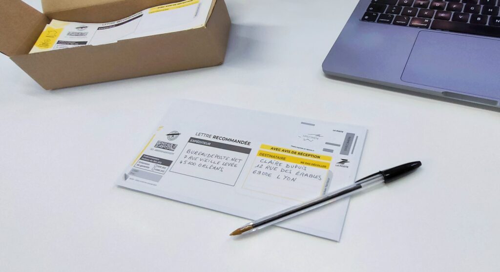 Lettre recommandée LRSD avec avis de réception collée sur une enveloppe – Bureaudeposte.net